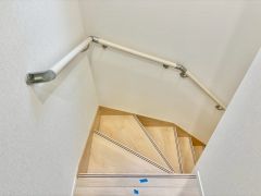 日中でも暗くなりがちな階段には、小窓を配置し採光も考えられたつくり＾＾