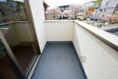 同仕様写真。南側に面した大型のバルコニーは日当たり良好です。お洗濯物も気持ちよく干せそうです。