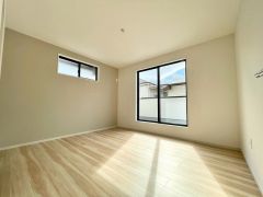 バルコニーに面した大きな窓から光が差し込む明るい洋室＾＾やわらかな光が差し込み、寝室やお子様のお部屋にもおすすめです＾＾