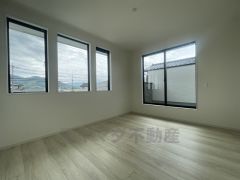 6.6帖。主寝室としてお使いいただけそうなこちらのお部屋は、日当たりが良く、爽やかな風を感じて起きる朝は、快適生活の始まりに。