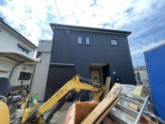 落ち着いた住宅地内で快適な生活を実現してみませんか。住人以外の車の進入も少なく、小さなお子様を持つご家庭にも安心です。