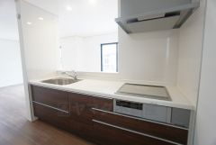 収納も、作業スペースも広々と設けられた使いやすいシステムキッチンです＾＾カウンターキッチンなので、ご家族と会話をしながら楽しくお料理ができます＾＾