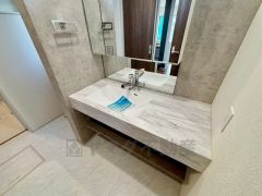 ハンドシャワー付きで使いやすい洗面台です＾＾鏡裏と洗面ボウル下に収納付きの洗面台なので、整理整頓ができスッキリと使えます＾＾