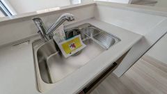 大きなお鍋も楽々洗える幅の広いシンクです＾＾ステンレスシンクなので簡単にお掃除できますよ。洗剤やスポンジもすっきりできる収納付き。