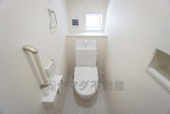 ウォシュレット付きトイレです。1階2階の2ヶ所にトイレがあるので、忙しい朝にもゆとりができますね＾＾