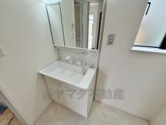 三面鏡にハンドシャワー付きで使いやすい洗面台です＾＾鏡裏と洗面ボウル下に収納付きの洗面台なので、整理整頓ができスッキリと使えます＾＾