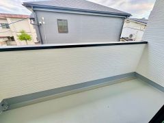 陽当たりの良いバルコニーです。お洗濯やお布団干しはもちろん、日光浴スペースにも。足元は防水工事施工済です。