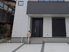 家の顔となる玄関扉がかっこいいと、たくさんの人を招き入れたくなりますね＾＾奥まって設置されており、雨にも濡れにくくなっています。