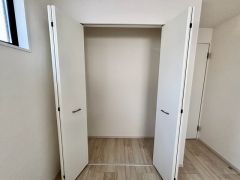 大きめのクローゼットがついた使いやすい洋室です。すっきりと整理整頓できるので気持ちよくすごせます＾＾
