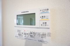 キッチン横からお湯張り、追い炊き、足し湯がボタン一つで楽々操作できる給湯機リモコンです＾＾忙しい夕飯の準備の時間帯に重宝しますね。