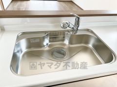キッチンシンクは洗剤やスポンジを収納出来るラック付き。広さも確保しているので、大きなお鍋も洗いやすいですね。