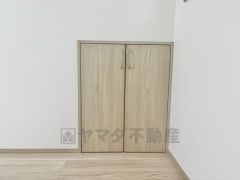 リビングには収納が設けられています。日用品や備蓄品の収納に便利ですね＾＾