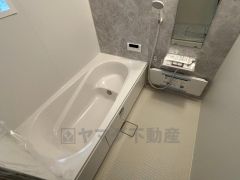 1日の疲れを癒すくつろぎのバスルーム。足を伸ばしてもゆったりと入れるサイズです。お子様と一緒にお風呂に入っても狭くないですね^^