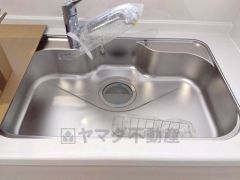 大きなお鍋も楽々洗える幅の広いシンクです＾＾ステンレスシンクなので簡単にお掃除できますよ。洗剤やスポンジもすっきりできる収納付き。