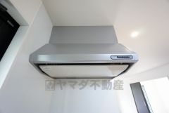 お手入れが簡単なスリム型レンジフードです。調理により発生する油煙や臭いを吸い込み、屋外へ排気してくれます。