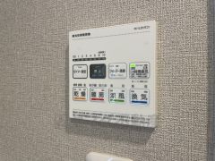 浴室暖房乾燥機付き。天候に左右されず、いつでも好きなときに洗濯物を干せるので、仕事や家事で忙しい方に重宝します。