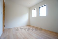 同仕様写真。現況と異なる場合は現況を優先します。家具を選ばないナチュラルなフローリングとシンプルなクロスです＾＾