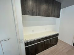 キッチンの背面には大型のカップボードが設置されています。食器収納としてはもちろん、作業台や家電置き場としても使えます。