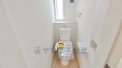 ウォシュレット付きトイレです。1階2階の2ヶ所にトイレがあるので、忙しい朝にもゆとりができますね＾＾ 温水洗浄便座リモコン付き。