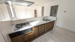 作業スペースを広く使える、収納も作業スペースも広々と設けられた使いやすいシステムキッチンです＾＾ 会話をしながら楽しくお料理ができますね。