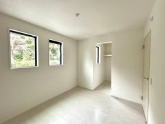大容量のウォークインクローゼット。季節ごとのお洋服全てを収納できるので、衣替えも楽になりますね＾＾