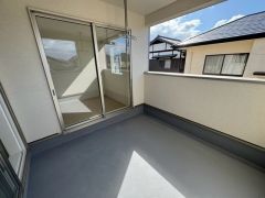 幅広のインナーバルコニーは多少の雨でも洗濯物を守ってくれ、家事を助けてくれること間違いなし。眩しすぎる日差しも和らげます。