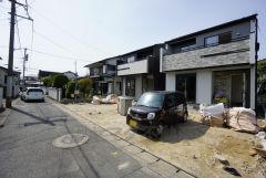 前面道路南側4ｍに面しています。