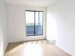 バルコニーに面した陽当たりの良い洋室です＾＾