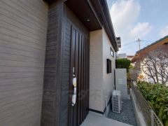 ブラウンの玄関扉＾＾外壁とマッチングしていてかっこいいですね＾＾家の顔となる玄関扉がかっこいいと、たくさんの人を招き入れたくなりますね＾＾