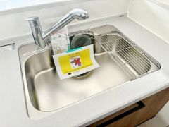 大きなお鍋も楽々洗える幅の広いシンクです＾＾ステンレスシンクなので簡単にお掃除できますよ。洗剤やスポンジもすっきりできる収納付き。