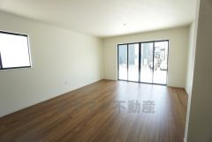 大きな掃き出し窓のあるリビングは、陽光あふれる明るい空間です。ゆったりと寛げる憩いの場となりそうです。
