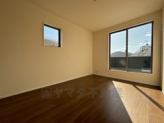 バルコニーに面した陽当たりの良い洋室です＾＾