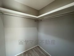 ウォークインクローゼット付き＾＾ハンガーパイプ下にボックスを置いて、枕棚を活用して、たっぷりと収納できそうです＾＾