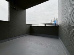 幅広のインナーバルコニーは多少の雨でも洗濯物を守ってくれ、家事を助けてくれること間違いなし。眩しすぎる日差しも和らげます。