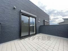 陽当たりの良いバルコニー。十分な広さがあるので一度にたくさんの洗濯物を干すことができます。
