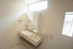 三面鏡にハンドシャワー付きで使いやすい洗面台です＾＾鏡裏と洗面ボウル下に収納付きの洗面台なので、整理整頓ができスッキリと使えます＾＾