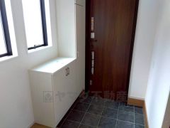 採光も考えられた明るい玄関です。