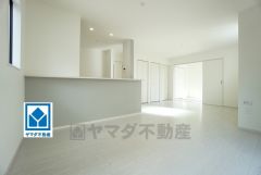 18帖。家族が集まる開放的なリビング。思い思いの時間を過ごしたり食事をしたり、素敵な団らんの場になりますね。