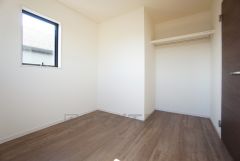 暖かい日差しが差し込む洋室。たっぷり収納できるクローゼット付きでお部屋の中をすっきりと快適に保てます。