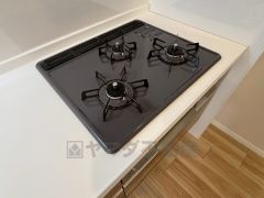 3種類の料理が同時に調理できる、3口ガスコンロ。忙しい夕食の支度時間が短縮できて効率よくお料理が楽しめます。