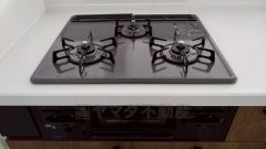 3種類の料理が同時に調理できる、3口ガスコンロ。忙しい夕食の支度時間が短縮できて効率よくお料理が楽しめます。