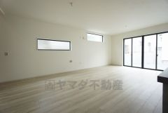 大きな掃き出し窓のあるリビングは、陽光あふれる明るい空間です。ゆったりと寛げる憩いの場となりそうです。 