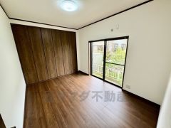 大きめのクローゼットがついた使いやすい洋室です。すっきりと整理整頓できるので気持ちよくすごせます＾＾