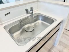 大きなお鍋も楽々洗える幅の広いシンクです。ステンレスシンクなので簡単にお掃除できますよ。洗剤やスポンジもすっきりできる収納付き。