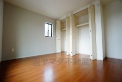 同仕様写真。寛ぎの時間を紡ぎだす主寝室は、大型ベッドを置いても余裕の広さを確保しています。