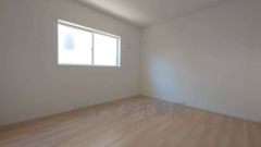 木目の優しいデザインの床材と白のクロスが室内を明るく感じさせます。居室としてももちろん、収納や書斎、お子様のプレイスペースにも＾＾使い勝手が良さそうです＾＾