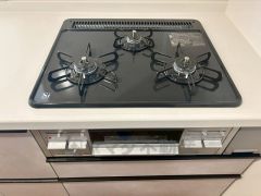 3種類の料理が同時に調理できる、3口ガスコンロ。忙しい夕食の支度時間が短縮できて効率よくお料理が楽しめます。