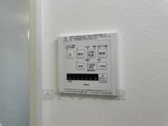 雨の日の洗濯も安心できる浴室暖房乾燥機付き浴室。リモコンで操作もボタン1つで簡単。