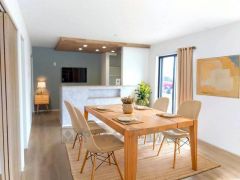 （家具はCGによるイメージとなります） 家族が集まる開放的なリビング。思い思いの時間を過ごしたり食事をしたり、素敵な団らんの場になりますね。