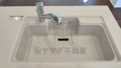 大きなお鍋も楽々洗える、幅が広いシンク。 洗剤や石鹸、スポンジもすっきりできる収納付き。